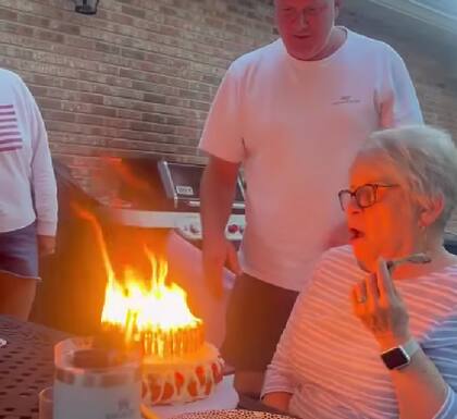 La abuela intentó apagar las llamas, pero no lo logró (captura del video de ABC 7 Chicago)