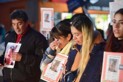 La abuela y la madre de Agostina, encabezaron una marcha