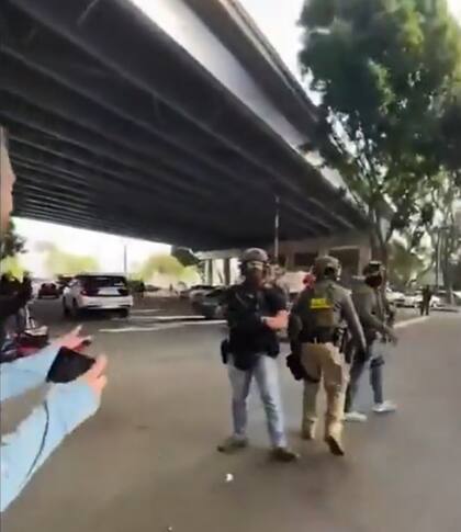 La acción causó la indignación de los presentes al momento de la redada, quienes les reclamaron a los agentes federales