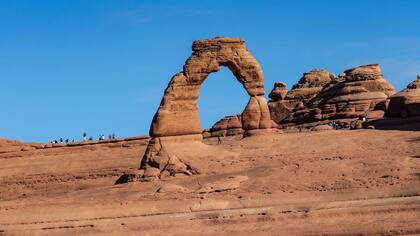 La acción constante del agua y la arena puede crear formas icónicas como el Arco Delicado del Parque Nacional de los Arcos, en Utah
(GETTY IMAGES)