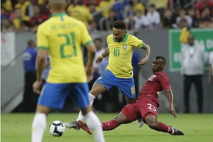 La acción de la lesión: Assim Madibo va al piso para quitar, la pierna derecha de Neymar se encontrará con la suya y el tobillo derecho se doblará cuando el pie toque el suelo.