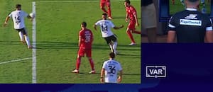 Los llamados del VAR rescataron a Barracas ante Riestra: más polémicas y un penal que cambió de lado