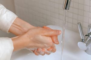 La acción de lavarse las manos todo el tiempo puede sacar a la luz rasgos desconocidos de la personalidad de una persona (imagen ilustrativa)