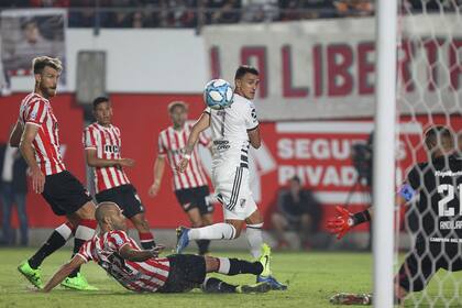 La acción del segundo gol: Suárez definió con clase y Mascherano desvió apenas la pelota, que igual entrará al arco de Andújar