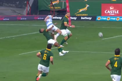La acción en la que Juan Cruz Mallía impacta sin intención en Grant Williams y lo deja fuera del Springboks 22 vs. los Pumas 21 del último sábado en Johannesburgo.