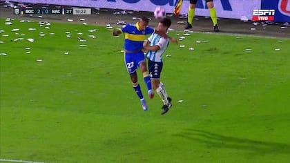 La acción entre Villa y Mura, en la que el defensor de Racing terminó con un profundo corte en la cabeza