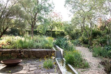 La acequia diseñada cumplió la función de dividir el jardín en dos lugares con distinto tipo de plantación y, además, contener el desnivel que había en el terreno.