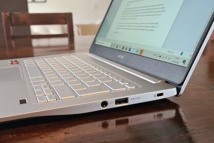 Los conectores del lado derecho de la Acer Swift 3