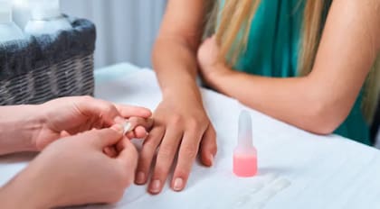 La acetona pura es más agresiva que la regular, así que asegúrate de comprarla específicamente para las uñas. De lo contrario, podrías experimentar resequedad en las cutículas y en la piel de los dedos