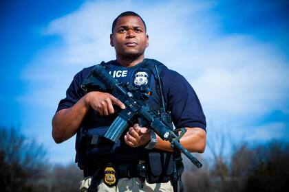 La ACLU establece que las personas tienen derecho a negarse a revisiones corporales, de vehículos o viviendas por parte del ICE