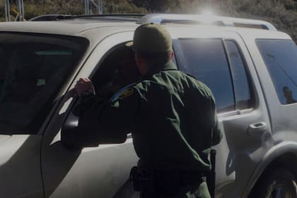 La ACLU indica que las paradas deben ser breves y centradas en la verificación de la condición migratoria