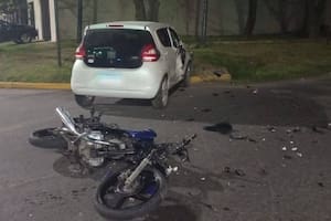 Viajaba en moto, chocó contra un auto y salió despedido: cayó a unos metros contra el asfalto y murió