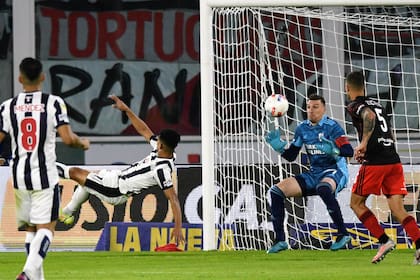La acrobacia del colombiano Diego Valoyes sorprende a Armani y produce el único gol: Talleres 1 vs. River 0.