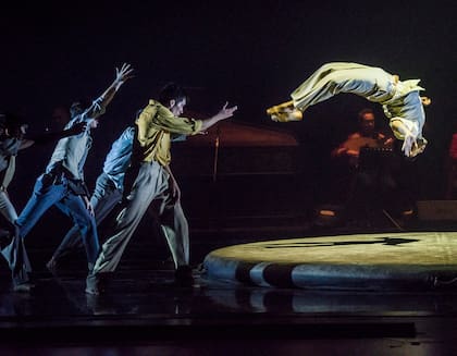 La acrobacia es uno de los lenguajes que desafía al Ballet Contemporáneo para el montaje de "Folia"