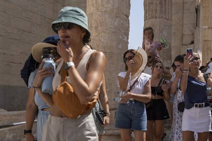La Acropólis de Atenas permanecerá cerrada durante las horas más calurosas, frustrando los planes de cientos de turistas