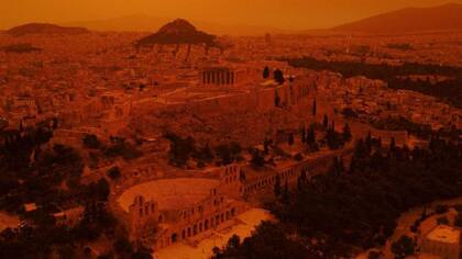 La Acrópolis en Atenas quedó cubierta por la nube de polvo del Sahara en África el 23 de abril