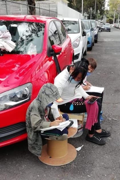 La actitud de la madre, que no claudica en la tarea de darles educación a sus hijos aún en plena pandemia, fue saludada por varios usuarios en la cuenta de Facebook del barrio de Iztacalco