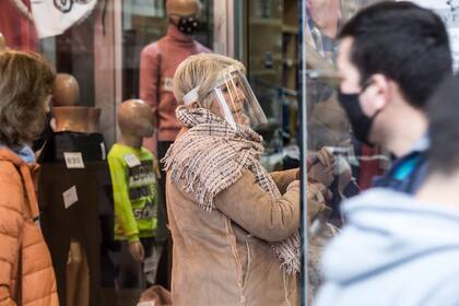 La actividad comercial es casi igual a los días previos a la cuarentena; los barbijos recuerdan que la pandemia sigue