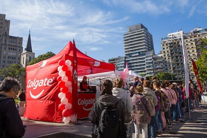 La actividad convocó a cientos de personas en un mediodía soleado en la Plaza Houssay.