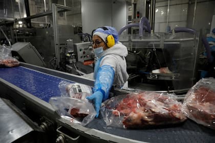 La actividad frigorífica también mostró señales de contracción. En mayo se faenaron 1,118 millones de cabezas, una baja del 5,4% respecto de abril y del 5% interanual