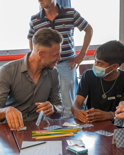 La actividad solidaria que compartieron Martín Demichelis y Evangelina Anderson en el Hospital Garraham (Foto: Instagram/@riverplate)