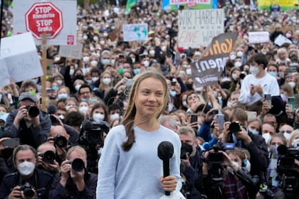 La activista climática sueca Greta Thunberg en un escenario durante la huelga climática global Fridays for Future en Berlín, Alemania, el viernes 24 de septiembre de 2021