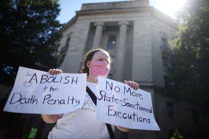 La activista contra la pena de muerte Judy Coode de Pax Christi Internacional se manifiesta frente al edificio Robert F. Kennedy del Departamento de Justicia de los Estados Unidos el 13 de julio de 2020 en Washington, DC