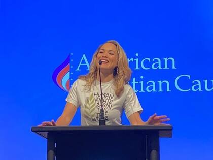 La activista Cristiane Mersch brinda un discurso en favor de Donald Trump