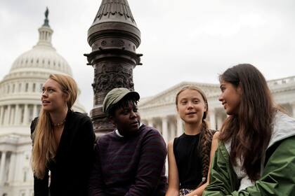 La activista sueca de 16 años Greta Thunber se sienta al lado de otros activistas climáticos jóvenes en una conferencia de prensa sobre el New Deal verde organizado por el senador estadounidense Ed Markey en Washington