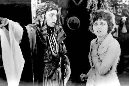La actriz Agnes Ayres también alcanzó la fama con El Sheik, obtuvo papeles importantes y participó de la secuela