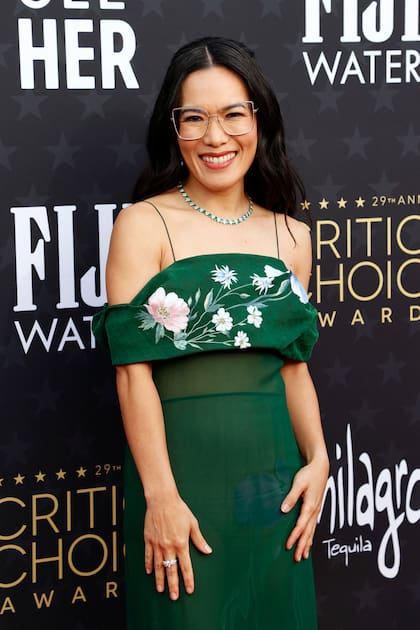 La actriz Ali Wong se destacó con un diseño en verde de Givenchy con un diseño floral pintado en el escote