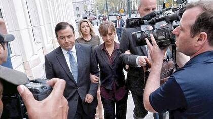 La actriz Allison Mack conocida por su papel en 'Smallville' fue acusada de tráfico sexual mientras perteneció a la secta NXIVM