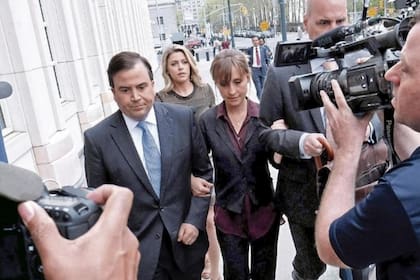 La actriz junto a sus abogados, antes de recibir la condena