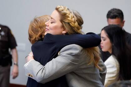 La actriz Amber Heard abraza a su abogada Elaine Bredehoft cuando llegan para los argumentos finales en el juicio Depp vs. Heard en el juzgado de circuito del condado de Fairfax, Virginia, el 27 de mayo de 2022