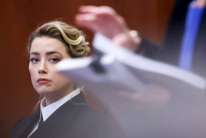 La actriz Amber Heard en el Tribunal de Circuito del Condado de Fairfax  (Evelyn Hockstein/Pool Photo vía AP)