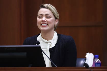 La actriz Amber Heard testifica en el Tribunal de Circuito del Condado de Fairfax