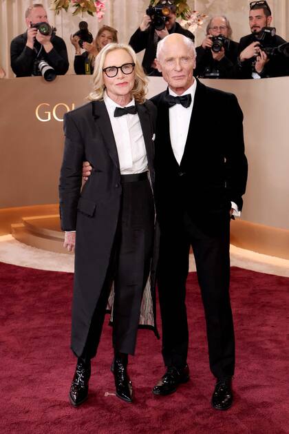 La actriz Amy Madigan desembarcó en la alfombra roja con un traje negro que combinó a la perfección con el look elegido por su esposo, el entrañable Ed Harris