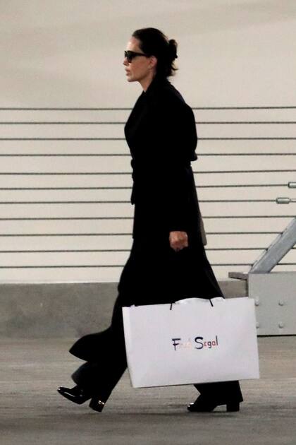 La actriz Angelina Jolie fue vista haciendo algunas compras con su hija Zahara Jolie-Pitt antes del Día de Acción de Gracias; la dupla también visitó Fred Segal, en West Hollywood, para comprar algunos insumos navideños anticipadamente