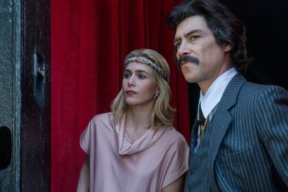 La actriz Anna Favella como Marcela, la madre de Luis Miguel, y Jaenada como Luis Rey