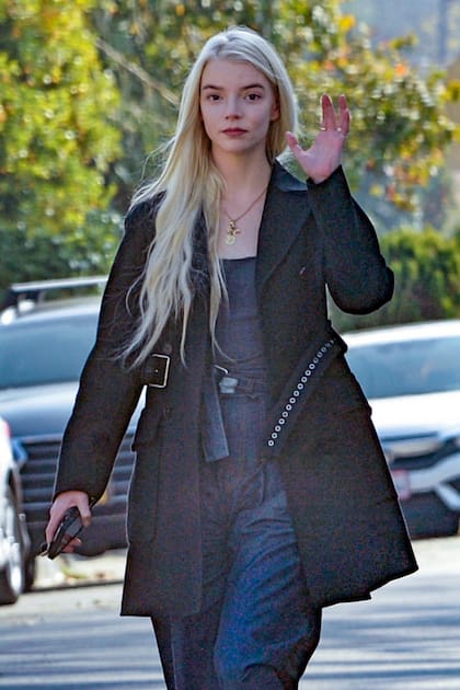 La actriz Anya Taylor-Joy, de 27 años, fue fotografiada con un look casual mientras estaba yendo a visitar a una amiga en Los Ángeles: sobretodo negro, blusa gris, jeans estilo pata de elefante de tiro alto y zapatos de taco negros