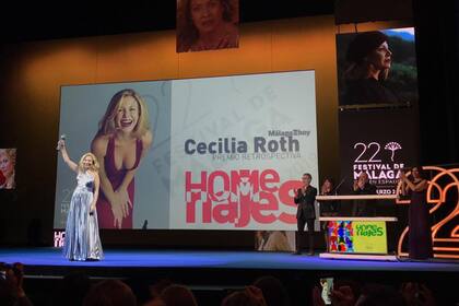 La actriz argentina con el premio el alto, al finalizar el homenaje que se le realizó anoche en Málaga