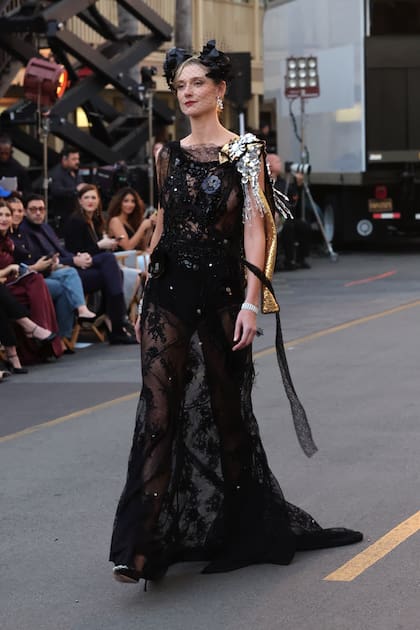 La actriz australiana Elizabeth Debicki (The Crown) lució un traje a medida creado por la casa de moda Miumiu