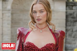 Margot Robbie impacta con su “method dressing” en la gira de promoción de su film Cumbres borrascosas