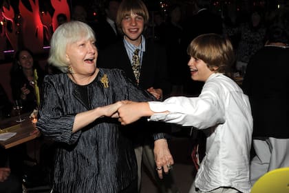 La actriz bailando con sus nietos