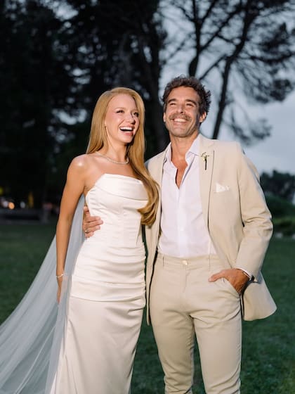 La actriz, bailarina y directora teatral cordobesa lució un diseño de Ana Pugliesi, mientras que el actor llevó un traje de Daniel Casalnovo
Fotos: @mauriciogaray_