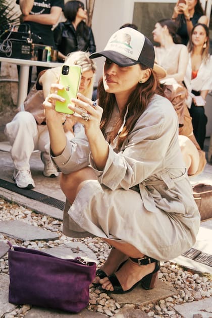 La actriz Bárbara Lombardo asistió al almuerzo de Furzai en una pizzería de Palermo y filmó el recital de Sofía Vítola.