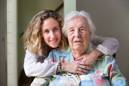 La actriz Belén Pasqualini junto a su abuela, la científica Christian Dosne, en 2020; para celebrar el centenario de su abuela Pasqualini llevó al teatro un unipersonal, Christiane, que relataba su vida