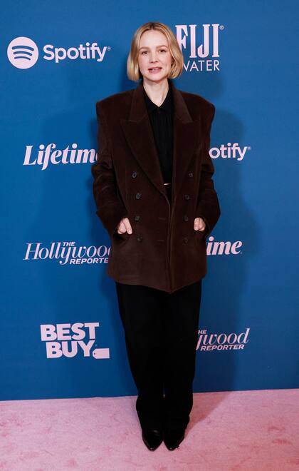 La actriz británica Carey Mulligan apostó por un conjunto invernal oversize