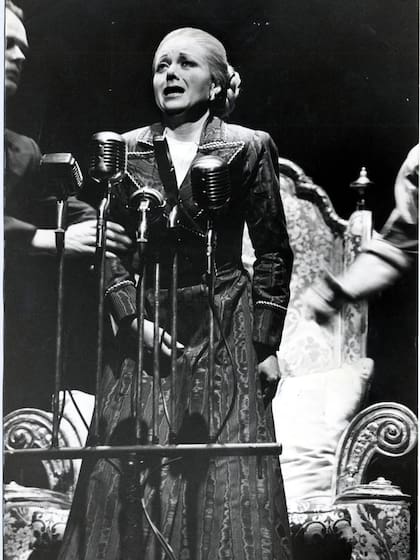 La actriz británica Elena Paige fue la primera protagonista del musical Evita, la primera producción teatral del musical de Tim Rice y Andrew Lloyd Webber. Antes de ponerse en la piel de Eva Duarte de Perón, pensaba dejar definitivamente los escenarios y convertirse en enfermera. "Evita me salvó", contó luego en distintas entrevistas.