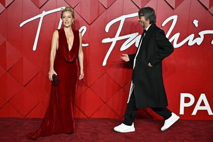 La actriz británica Gillian Anderson y el director creativo de Valentino, Pierpaolo Piccioli, se divirtieron en la alfombra roja

